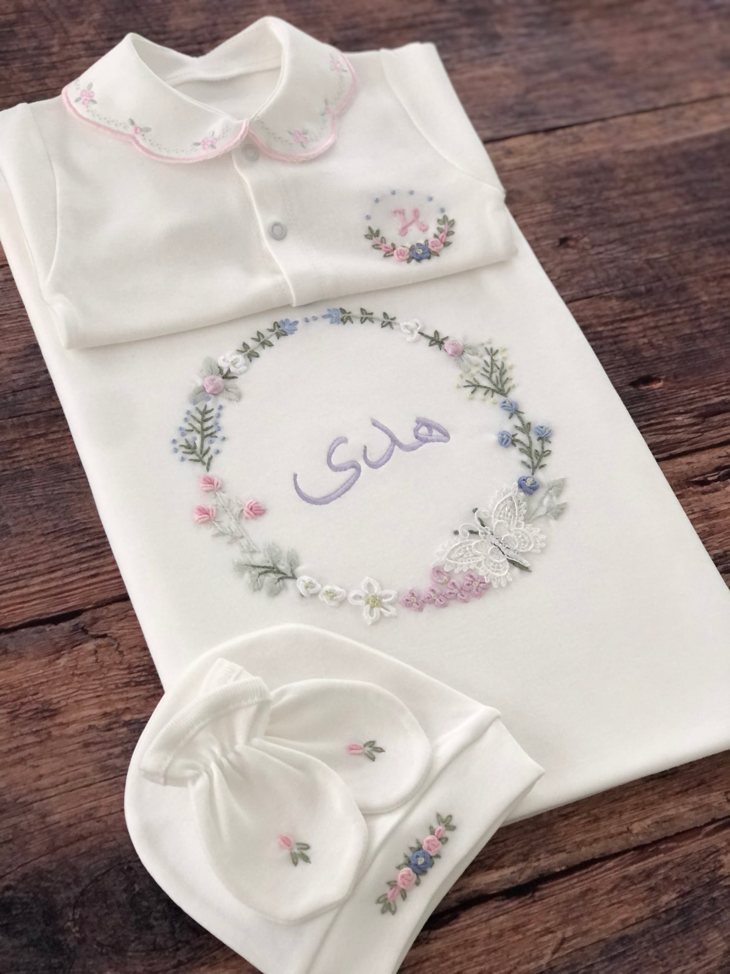 <tc>مجموعة ملابس حديثي الولادة مع تطريز يدوي بالإسم (4 قطع ، بذلة نوم ، بطانية ، قبعة صغيرة ، قفازات) | فراشة | كلاسيك</tc>