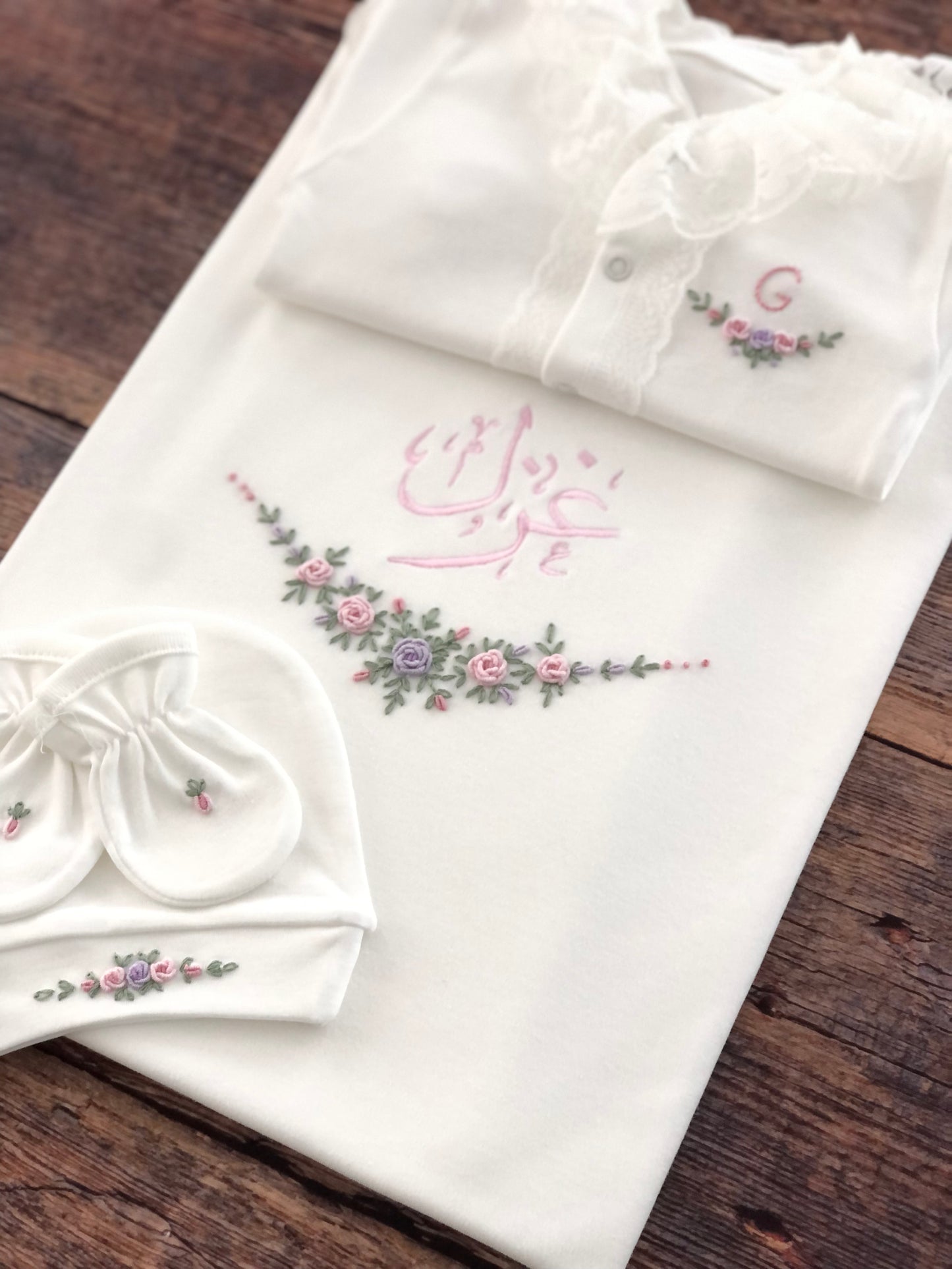 <tc>مجموعة ملابس حديثي الولادة مع تطريز يدوي بالإسم (4 قطع ، بذلة نوم ، بطانية ، قبعة صغيرة ، قفازات) | نصف قمر</tc>