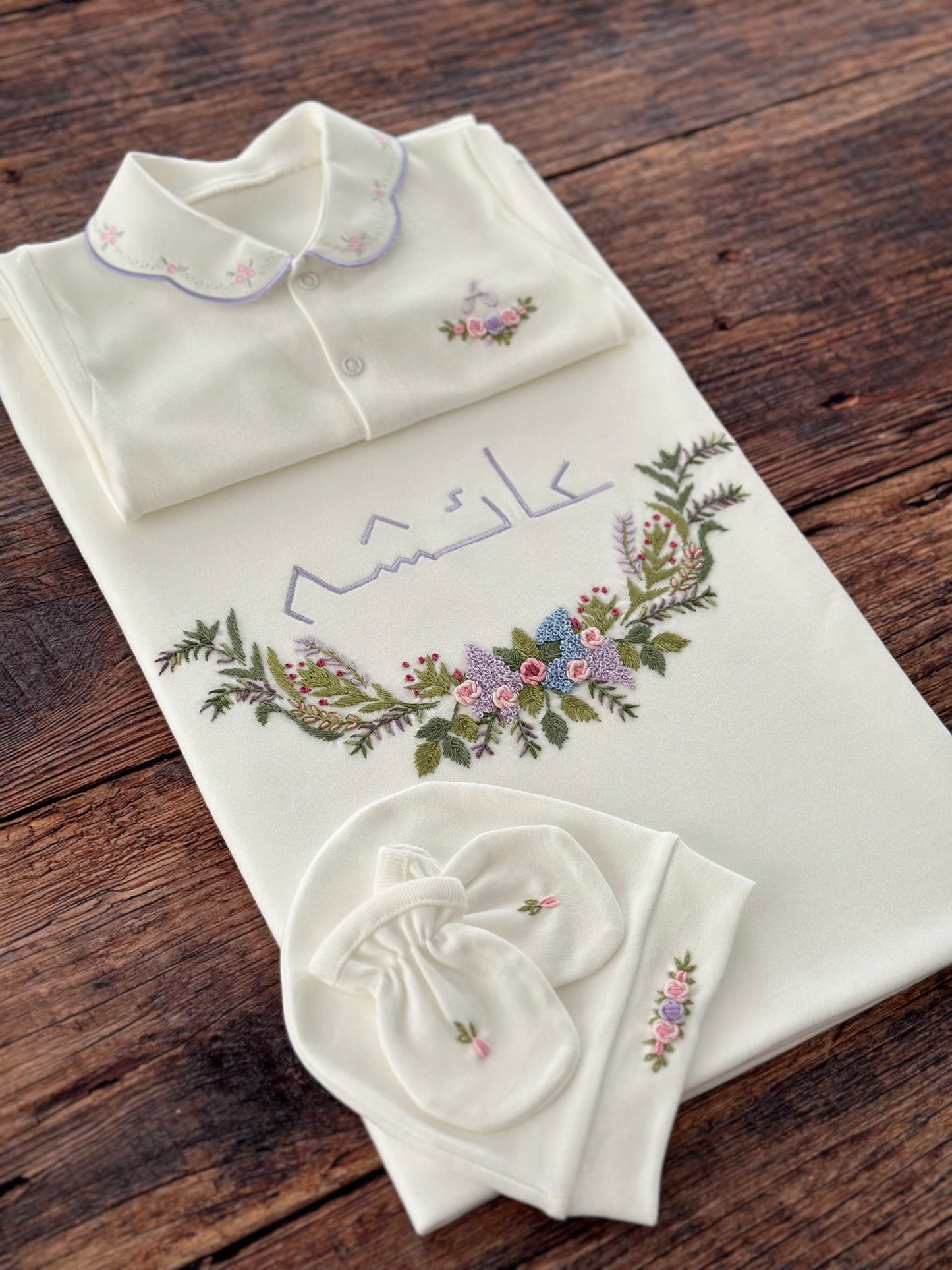 <tc>مجموعة ملابس حديثي الولادة مع تطريز يدوي بالإسم (4 قطع ، بذلة نوم ، بطانية ، قبعة صغيرة ، قفازات) | بوهو</tc>