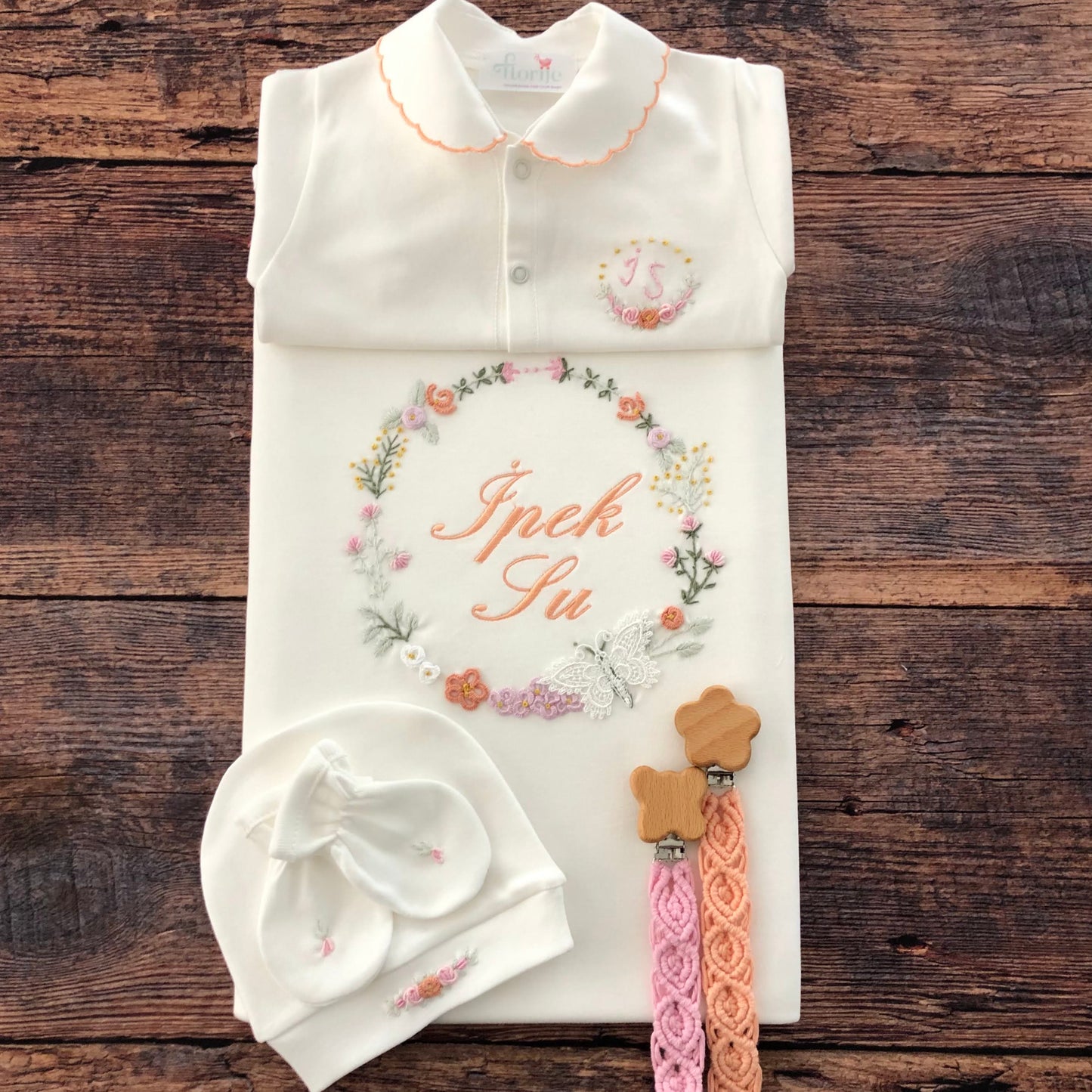 <tc>مجموعة ملابس حديثي الولادة مع تطريز يدوي بالإسم (4 قطع ، بذلة نوم ، بطانية ، قبعة صغيرة ، قفازات) | فراشة | برتقالي</tc>