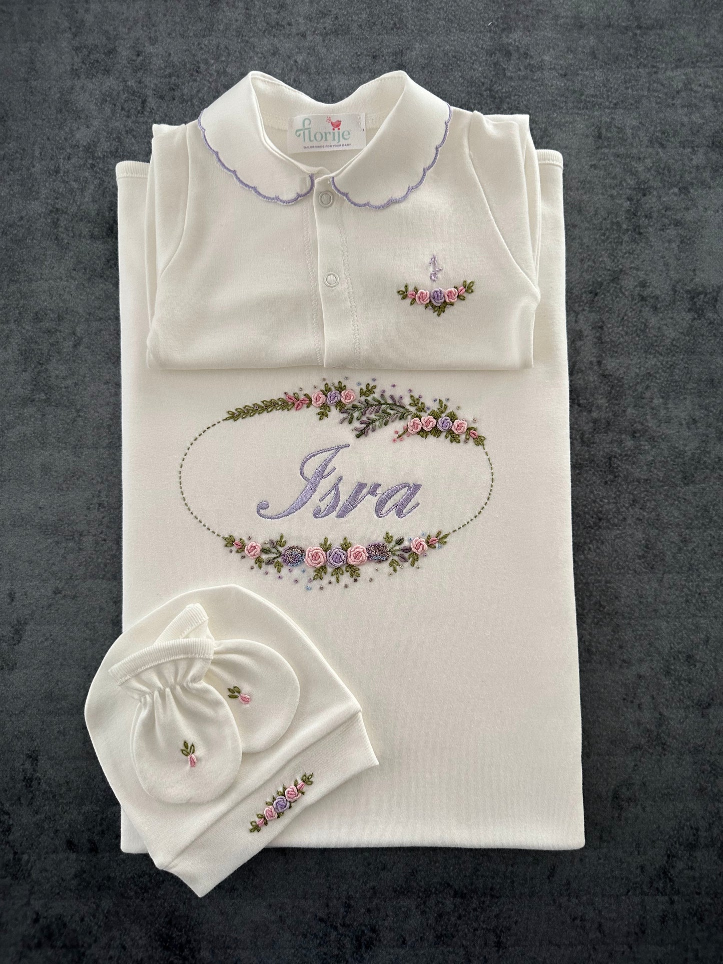 <tc>مجموعة ملابس حديثي الولادة مع تطريز يدوي بالإسم (4 قطع ، بذلة نوم ، بطانية ، قبعة صغيرة ، قفازات) | زهور الربيع</tc>