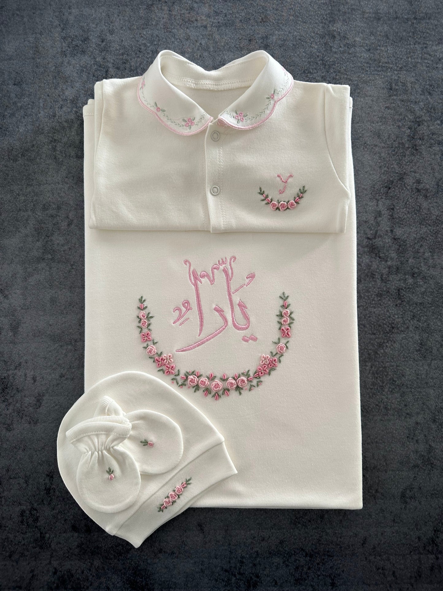 <tc>مجموعة ملابس حديثي الولادة مع تطريز يدوي بالإسم (4 قطع ، بذلة نوم ، بطانية ، قبعة صغيرة ، قفازات) | فلورال</tc>