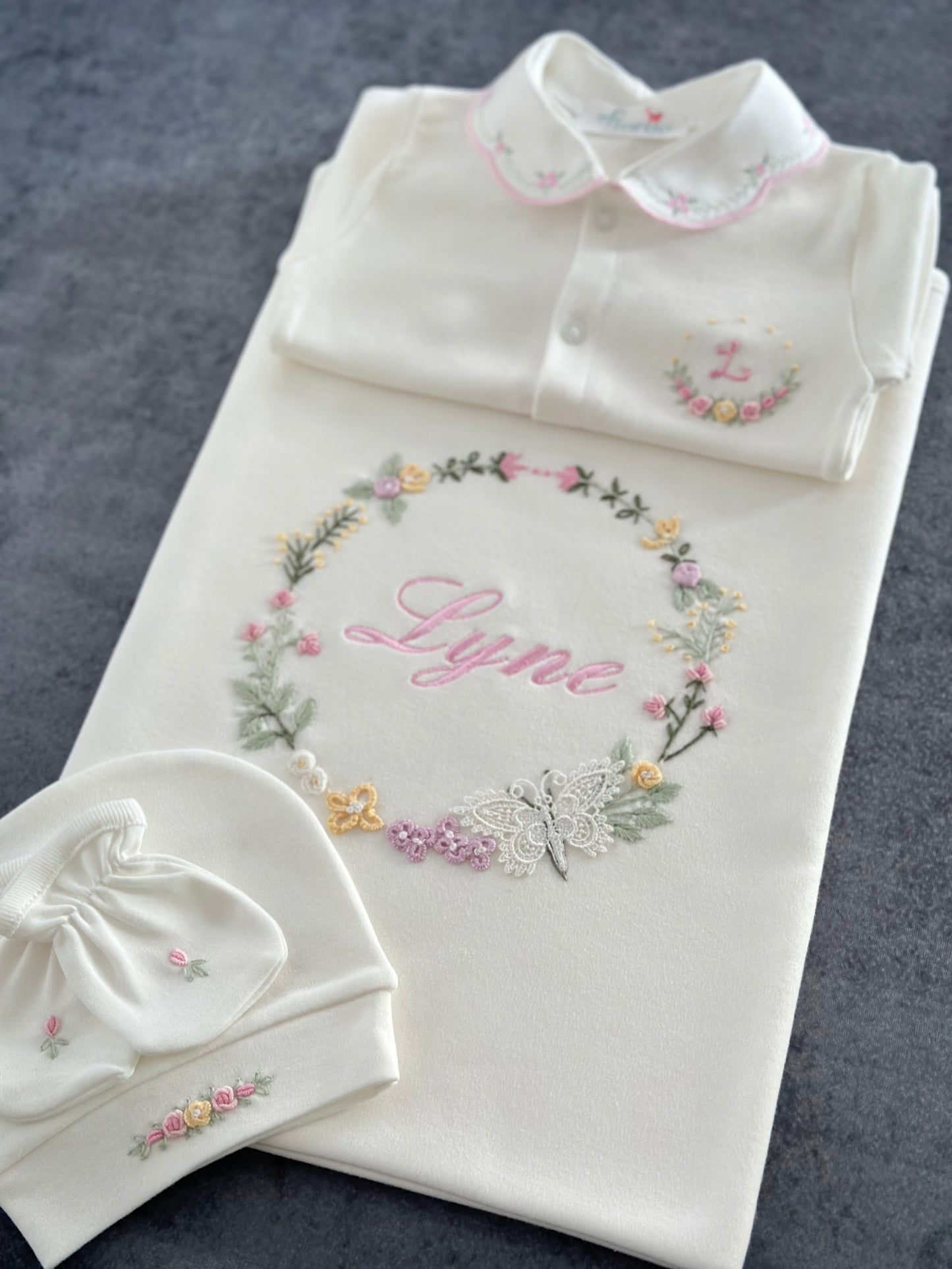 <tc>مجموعة ملابس حديثي الولادة مع تطريز يدوي بالإسم (4 قطع ، بذلة نوم ، بطانية ، قبعة صغيرة ، قفازات) | فراشة | أصفر</tc>