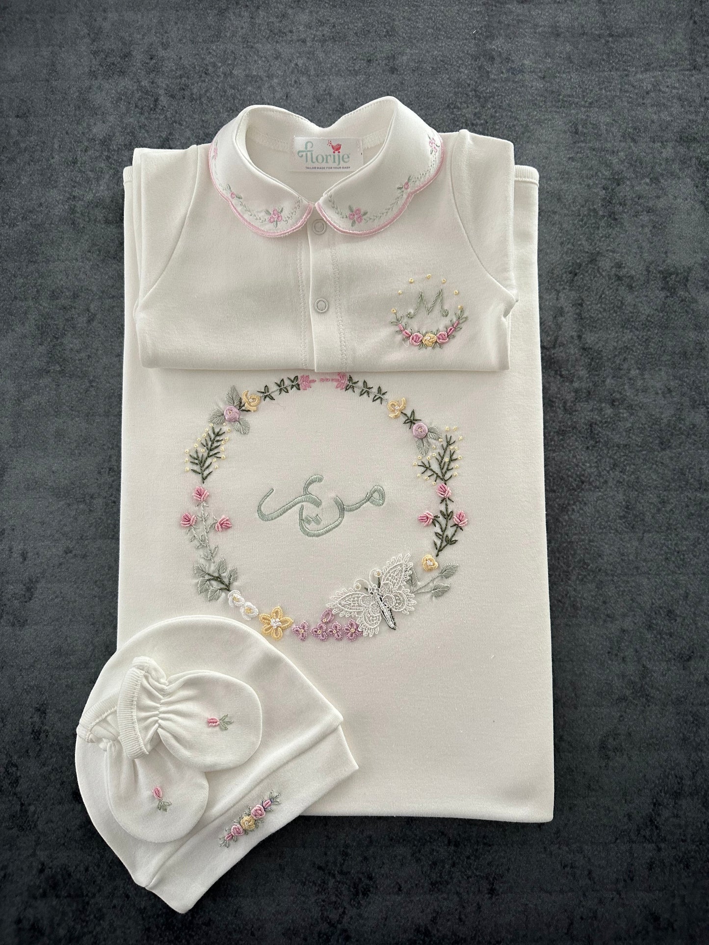 <tc>مجموعة ملابس حديثي الولادة مع تطريز يدوي بالإسم (4 قطع ، بذلة نوم ، بطانية ، قبعة صغيرة ، قفازات) | فراشة | أصفر</tc>
